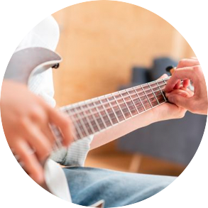 ギターの指導をうける手元の写真