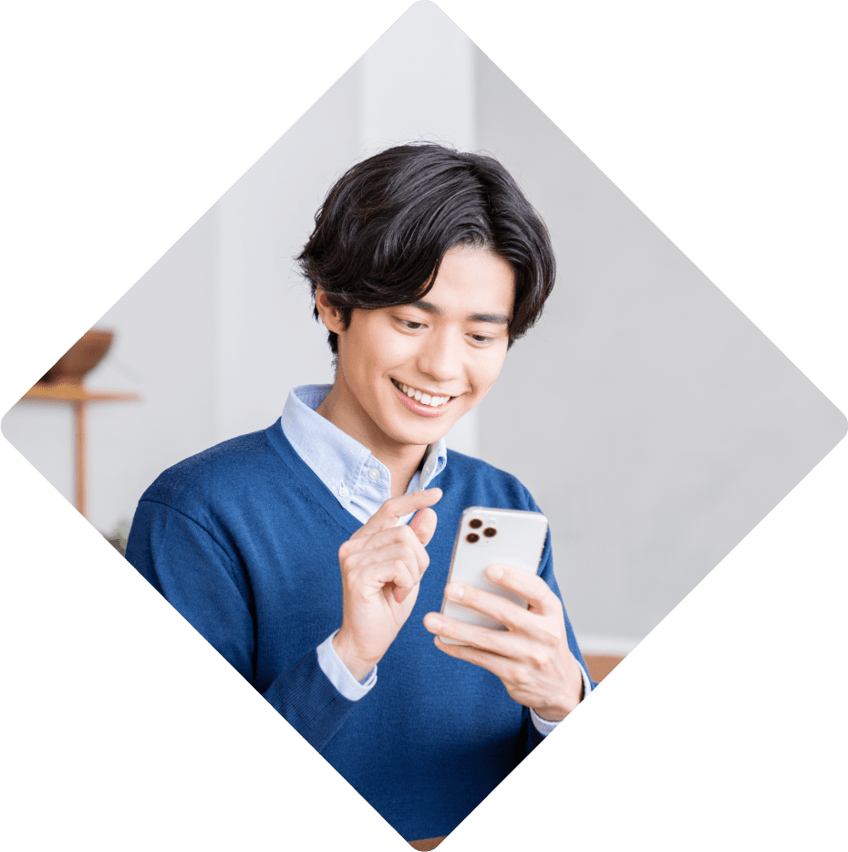 スマホを触っている女性