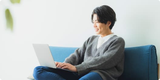 女性がスマホからスタジオを選んでいる写真