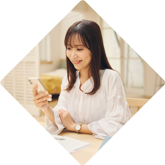スマホを触っている女性