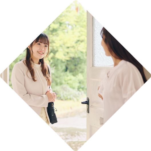 スマホを触っている女性