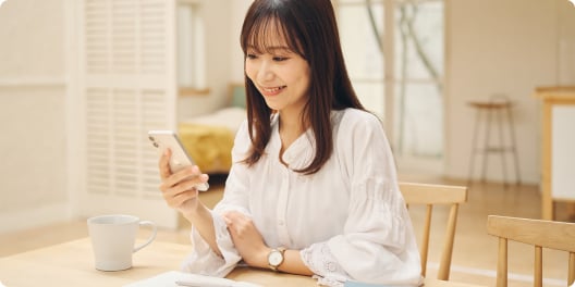 女性がスマホからスタジオを選んでいる写真