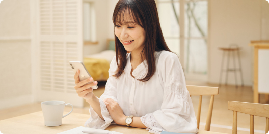 女性がスマホからスタジオを選んでいる写真