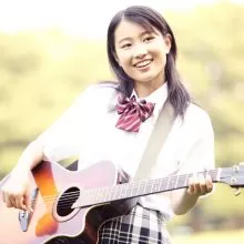 ギターを弾く女子学生