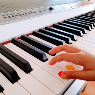 鍵盤と幼児の手