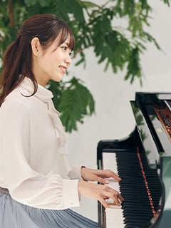 ピアノを弾く女性の写真