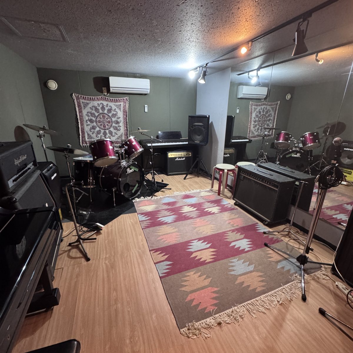 Rainbow Studio & Live Cafe