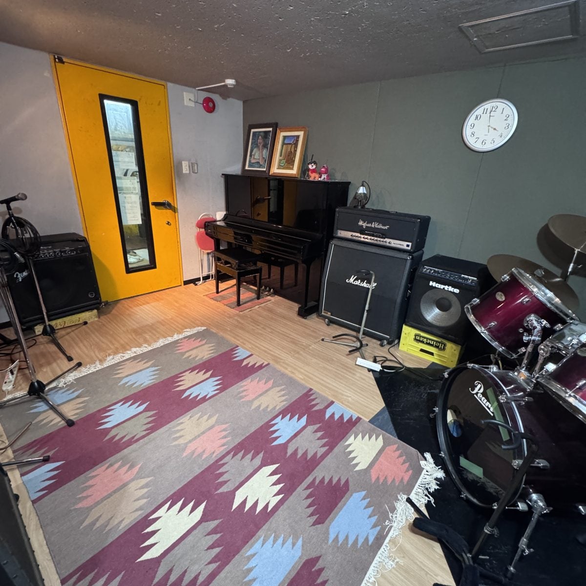 Rainbow Studio & Live Cafe